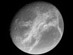 05.09.2006 - Světlé brázdy přes Saturnův měsíc Dione