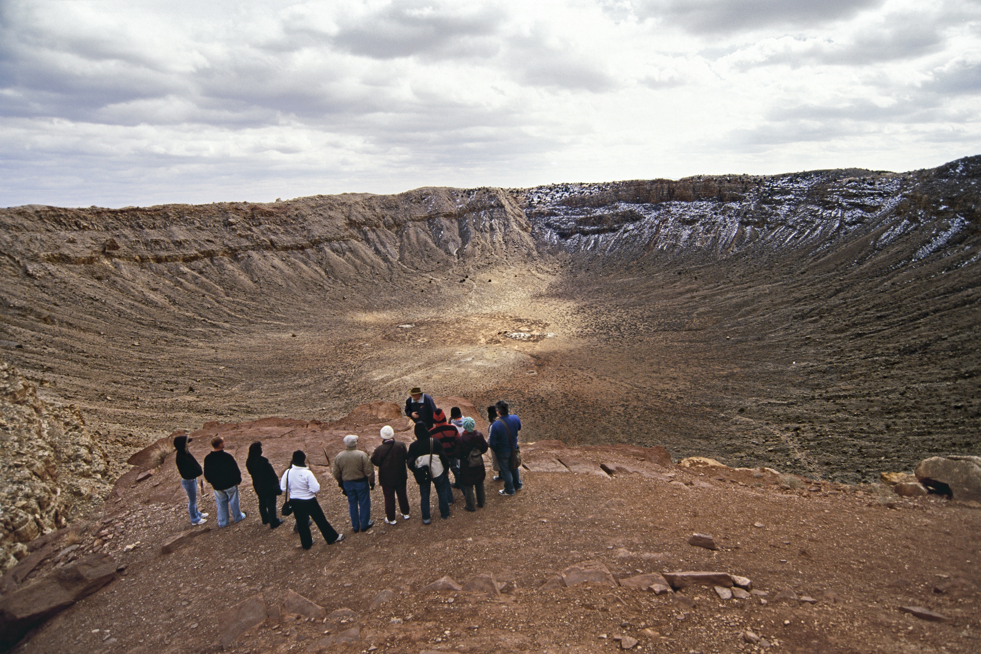Самый крупный кратер на земле. Метеоритный кратер Бэрринджер-Метеор-Крейтер. Кратер Бэрринджера в Аризоне. Метеоритный кратер в Аризоне. Метеоритный кратер Бэррингера Аризона.