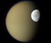 20.04.2010 - Saturnovy měsíce Dione a Titan ze sondy Cassini