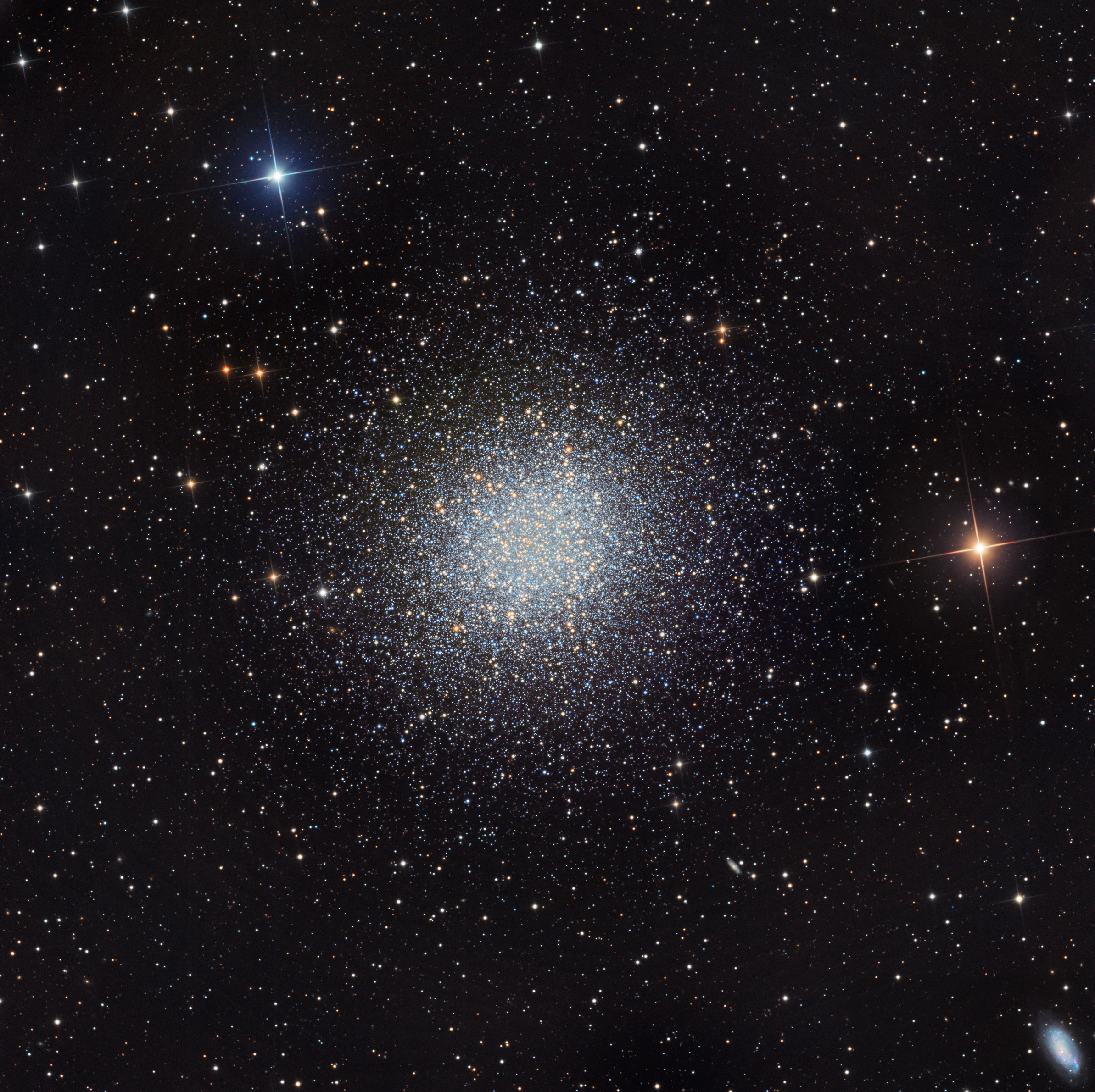 Шаровые скопления в галактике. М13 Мессье. Шаровое звездное скопление м13. Шаровые Звёздные скопления геркулеса м13. M13 Галактика.