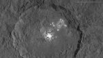 16.09.2015 - Jasné skvrny v kráteru Occator na Cereře rozlišeny