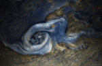 28.11.2017 - Juno na Jupiteru spatřila komplexní bouři