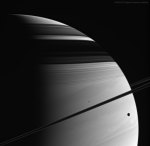 02.04.2018 - Saturn z Cassini: měsíce, prstence, stíny a mraky