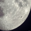 02.04.2019 - Silueta kosmické stanice na Měsíci