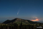27.07.2020 - Kometa a blesky za pohořím Bighorn