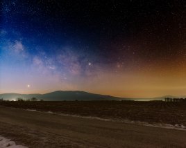 Mliečna cesta, Jupiter, Venuša a Saturn počas nautického súmraku nad Slanskými vrchmi.