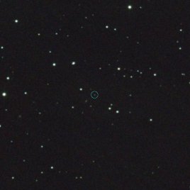 Snímek trpasličí planety (136472) Makemake v souhvězdí Vlasů Bereniky.