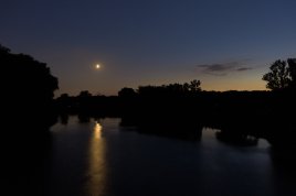 Měsíc nad hladinou Labe