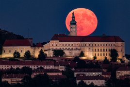 Východ Měsíce
