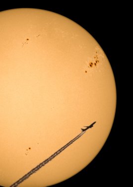 Sluneční skvrny a letadlo