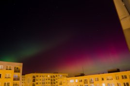 Polární záře nad sídlištěm