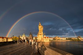 Duha nad Karlovým mostem