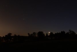 Měsíc, Venuše, Jupiter a M44 Jesličky 18. 5. 2026