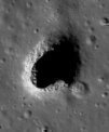 Autor: NASA/GSFC/Arizona State University - Propadlý strop lávového tunelu na Měsíci