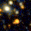 Autor: Williams et al, doi: 10.3847/1538-4357/ab44aa - Vizualizace dat z radioteleskopu ALMA ukazuje hvězdotvornou galaxii 3MM-1 – jedná se o mlhavý útvar uprostřed snímku, jehož polohu vyznačují krátké linie