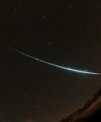 Autor: Astronomický ústav AV ČR - Výřez z celooblohového snímku velmi jasné Geminidy, který byl pořízen digitální automatickou bolidovou kamerou 12. prosince 2018 na stanici české části Evropské bolidové sítě v Šindelové 
v západních Čechách. Přerušování světelné stopy bolidu (16krát za sekundu) je způsobeno elektronickou clonou a umožňuje určit rychlost bolidu