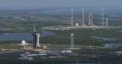 Autor: NASA/Jamie Peer - Raketa Falcon 9 připravená s lodí Crew Dragon na misi Axiom 1 v popředí na floridské rampě LC-39A a superraketa SLS před testem tankování paliva při přípravách mise Artemis I na rampě LC-39B.