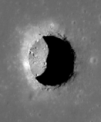 Autor: NASA/Goddard/Arizona State University - Pohled na jámu v oblasti Mare Tranquillitatis. Na jinak hladkém dně vidíme i jednotlivé kameny. Snímek kamery na sondě LRO zobrazuje oblast širokou 400 metrů (a sever je na snímku nahoře).