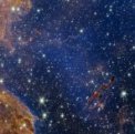Autor: NASA, ESA, CSA, STScI; J. DePasquale, A. Koekemoer, A. Pagan (STScI) - Detail erodovaných zbytků prachu v mlhovině M16 v dolní části vedle Pilířů stvoření
