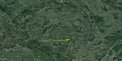 Autor: grafika: Astronomický ústav AV ČR, podkladová mapa: Google Earth - Průmět zaznamenané části dráhy bolidu na mapu (žlutá šipka). Ve skutečnosti byla dráha skloněná 25 stupňů k zemskému povrchu a byla dlouhá přes 150 km. Čtverci s černým středem jsou označena polohy stanic České bolidové sítě a bolid byl zaznamenán kamerami na stanicích Šindelová, Růžová a z nejbližší stanice Kunžak.