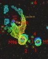 Autor: Rhys Taylor - Na pozadí nalezneme snímek ze Sloanovy digitální nebeské přehlídky, přes nějž jsou překresleny linie zobrazující radioastronomickou datovou kostku. Izokontury odpovídají významným konturám intenzity rádiového záření, jejich barva pak kóduje radiální rychlost. Zobrazeny jsou jak významné objekty náležející kupě Lev I, ale také nově objevená oblaka neutrálního vodíku označená čísly 1 až 6. Význačná kompaktní struktura se středem přibližně v galaxii M105 symbolizuje Lví prsten.