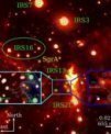 Autor: The Astrophysical Journal (2023). DOI: 10.3847/1538-4357/aca977 - Fotografie mladé hvězdy X3a (zvětšená v rámečcích) a jejího okolí s vyznačenou polohou supermasivní černé díry Sagittarius A*. Detail pozorování X3a naleznete níže ve videu.