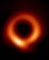 Autor: Lia Medeiros - Vygenerovaná fotografie supermasivní černé díry v centru eliptické galaxie M87 lehce rozmazaná na rozlišení EHT.