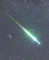 Autor: Petr Horálek - Jasný bolid z roje Perseid v noci maxima roje v roce 2018. Na místě bolidu zůstala výrazná zářící stopa (její vývoj je vidět ve vložených oknech).