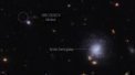 Autor: ESA/JWST - Mateřská galaxie neutronových hvězd, které se srazily v kilonovu (vlevo nahoře).