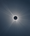 Autor: Petr Horálek (Fyzikální ústav Univerzity v Opavě), Josef Kujal (Astronomická spol. v Hradci Králové) - Pro výsledný obraz úplného zatmění Slunce bylo použito mnoho snímků přes 200mm teleobjektiv a přes dalekohled o ohniskové vzdálenosti 1100 mm (vnitřní koróna), všechny pořízené v Durangu v Mexiku. Podmínky nebyly optimální. Bylo větrno a přecházela oblačnost. Délka trvání úplné fáze zatmění zde byla 3 min a 25 sekund. Obrázek je prezentován jako HDR snímek expozic od 1/4000 s do 2 s přes 200mm objektiv a 1/500 s až 4 s přes 1100mm objektiv. Celkem 83 použitelných snímků z 200mm teleobjektivu bylo očištěno o dark framy a flatfieldy a tyto byly doplněny dalšími 17 snímky přes dalekohled v ohnisku 1100 mm, které také prošly příslušnou kalibrací. Na širokoúhlém záběru je patrné velké množství hvězd, ale – a to bylo velké štěstí – především také kometa SOHO-5008, která byla objevena nedlouho před úplným zatměním.