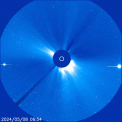 Autor: NASA/ESA/SOHO - Několik oblak plazmatu (CME, Coronal Mass Ejection) vyvržených z koróny při silných erupcích 8. května 2024