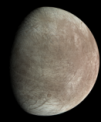 Autor: Data: NASA/JPL-Caltech/SwRI/MSSS. Zpracování: Björn Jónsson - Měsíc Jupiteru Europa, jak jej zachytila kamera JunoCam kosmické sondy Juno během blízkého průletu 29. září 2022. Snímek je kompozicí z druhého, třetího a čtvrtého blízkého průletu, přičemž odpovídá úhlu pohledu při čtvrtém průletu. Sever je nahoře. Rozlišení snímků se pohybuje od mírně přes 1 km až po 4 km na pixel. Stejně jako u našeho Měsíce a Země, jedna strana Europy vždy směřuje k Jupiteru, a ta je vidět i na tomto záběru. Povrch Europy je velmi mladý, protkaný trhlinami, hřbety a pásy, které jsou staré maximálně 90 milionů let.