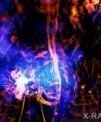 Autor: NASA / CXC / Universe of Chicago / Mackey et al. / NRF / SARAO / MeerKAT / SAO / N. Wolk - Snímek ukazuje oblast poblíž středu naší Galaxie v rentgenovém a rádiovém záření. V dolní části snímku, poblíž středu, se nachází zářivý, spletitý uzel materiálu, který obsahuje supermasivní černou díru v centru naší Galaxie, známou jako Sagittarius A*. Z ní ve středu snímku vystupuje sloup modrého světla označovaný jako komín. Tento komín horkého plynu je obklopen červenými oblaky, které jsou plné hvězd. Poblíž vrcholu modrého pilíře se nachází světle modrý pruh, který je zvýrazněn rámečkem. Tento pruh je považován za výdech komína. Rámeček vlevo pak zobrazuje detailní obraz komínového průduchu, jak jej pozorovala observatoř Chandra.