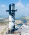 Autor: SpaceX - SuperHeavy B11 a Starship S29 na startovním komplexu SpaceX v Boca Chica v Texasu. Na snímku vidime sestavu 24. 5. 2024 během testu plnění pohonnými látkami (WDR, Wet Dress Rehearsal). To je poslední větší zkouška před testovacím letem. V pozadí jsou montážní haly, kde se staví obě části rakety.