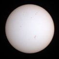 Autor: Petr Hanzlíček - Slunce 2. 6. 2024 ve 12:30 SELČ, Newton 1000/200, Canon 70D, astrofolie, 1 snímek, následně úprava křivek a doostření