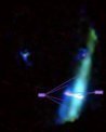 Autor: U.S. NSF; NSF NRAO; ALMA; NASA/JPL-Caltech; B. Saxton - Výsledný snímek kombinující data z JWST a ALMA: můžeme vidět jasné výtrysky (jets) i oba disky.