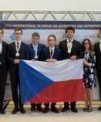 Autor: Jana Švrčková - Česká výprava po vyhlášení výsledků 17. IOAA. Zleva: Radomír Mielec (leader), Martin Kudrna, Radovan Lev, Matouš Mišta, Štěpán Plass, Anita Vaceková, David Kománek (leader).