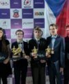 Autor: Radka Křížová - Český tým po závěrečném ceremoniálu. Zleva: Václav Pavlík (teamleader), Marie Hrubá (čestné uznání), Alex Faivre (zlatá medaile, nejlepší teorie, absolutní vítěz), Tadeáš Smička (čestné uznání), Petr Barták (bronzová medaile), Marek Nedoma (čestné uznání), Radka Křížová (teamleader).