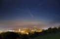 Autor: Lukáš Král - Kometa C/2023 A3 (Tsuchinshan-ATLAS) 15. 10. 2024, 19:46 SELČ, Ivančice. Canon 6D + Canon 50 mm f/1.8 @ f/3.5, obloha 25 x 10 s @ ISO 800, popředí 1 x 2.5 s Složeno v Sirilu a poté i s popředím upraveno v GIMPu.