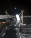 Autor: Intuitive Machines/Simeon Schmauß - Sonda Athena poslala snímek z povrchu Měsíce a pak se odmlčela. Vidíme, že přistála na boku a v pozadí je Země. Reprojekce (srovnáno zakřivení obrazu optiky).