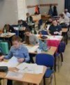 Autor: Tomáš Gráf - Soutěžící při řešení teoretické části celostátního kola Astronomické olympiády v královské kategorii AB 26.-28. 3. 2025