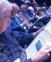 Autor: Petr Sobotka - Jiří Grygar si prohlíží na 22. sjezdu České astronomické společnosti certifikát o svém rekordním přednáškovém cyklu Žeň objevů