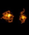 Autor: ALMA (ESO/NAOJ/NRAO)/S. Balashev and P. Noterdaeme et al. - Tento snímek pořízený soustavou ALMA (Atacama Large Millimeter/submillimeter Array) ukazuje obsah molekulárního plynu ve dvou galaxiích, které se účastnily kosmické srážky. V té napravo se nachází kvazar - supermasivní černá díra, která akreuje materiál ze svého okolí a uvolňuje intenzivní záření přímo do druhé galaxie.