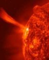 Autor: NASA - Oblak plazmatu po erupci X2,7 ze 14. května 2025 v AR4087 v UV oboru 304 Ångstromů (30,4 nm) přístrojem AIA Solar Dynamics Observatory