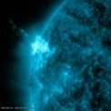 Autor: NASA - 14. května 2025 byla z aktivní oblasti AR4087 uvolněna oblaka plazmatu, která zde vidíme v extrémním UV oboru spektra 171 Ångstromů (17,1 nm) přístrojem AIA Solar Dynamics Observatory
