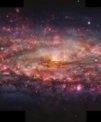Autor: ESO/E. Congiu et al. - Na tomto snímku je detailní tisícibarevný snímek galaxie Sochař pořízený přístrojem MUSE na dalekohledu ESO VLT (Very Large Telescope). Po celém tomto galaktickém snímku se rozprostírají oblasti růžového světla, které pocházejí z ionizovaného vodíku v oblastech s tvorbou hvězd. Tyto oblasti byly překryty mapou již vzniklých hvězd v galaxii Sochař a vytvořily tak směs růžové a modré barvy, která je zde vidět.