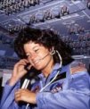 Autor: Neznámý autor - U.S. National Archives and Records Administration - Sally Ride komunikuje s pozemním střediskem při svém prvním letu do vesmíru.