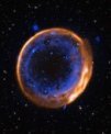 Autor: ESO/P. Das et al. Background stars (Hubble): K. Noll et al. - Snímek pořízený pomocí dalekohledu ESO VLT zachycuje pozůstatek supernovy SNR 0509-67.5. Jedná se o rozpínající se pozůstatky hvězdy, která explodovala před stovkami let při dvojité detonaci - první vizuální důkaz, že hvězdy mohou zaniknout dvěma výbuchy.