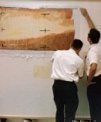 Autor: NASA/JPL - Vědci vybarvující jednotlivé proužky s daty přicházejícími ze sondy Mariner 4. Takto vznikl první snímek Marsu s pohledem na jeho okraj a závoj atmosféry.
