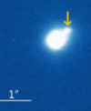 Příklad snímků víceplanetek (4674) Pauling (nahoře) a (2577) Litva (dole). V levém sloupci je původní snímek z pozemního dalekohledu, vpravo pak snímek po programovém odstranění světelného hala od hlavního tělesa. Šipky označují polohu měsíčku planetky. Z údajů je pak vlevo nahoře uveden dalekohled, přístroj a použitý fotometrický filtr, vpravo nahoře čas pozorování a vpravo dole zdánlivá jasnost měsíčku.